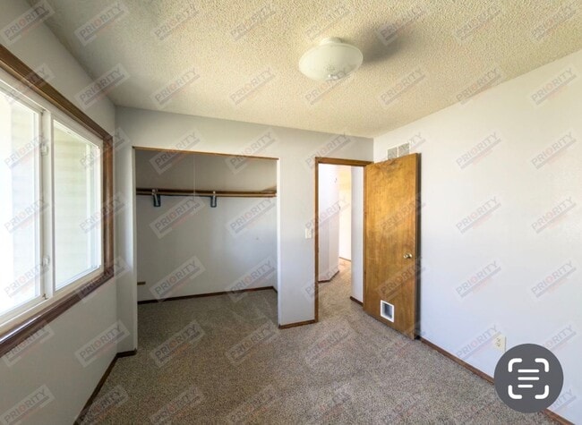 Building Photo - 4-bedroom Home For Rent