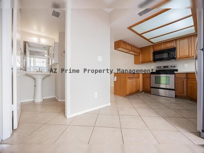 Building Photo - 1055 W 5th St