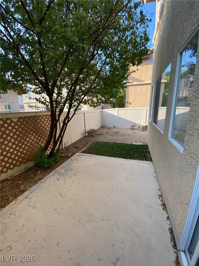 Building Photo - 987 Cantabria Heights Ave