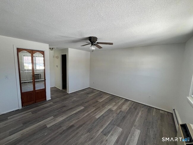 Building Photo - 633 Center St