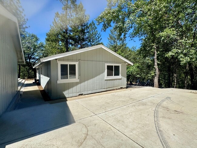 Building Photo - 4425 Sierra Springs Dr