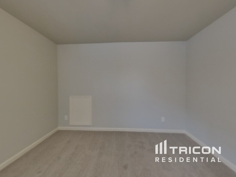 Building Photo - 3013 Alan Dr