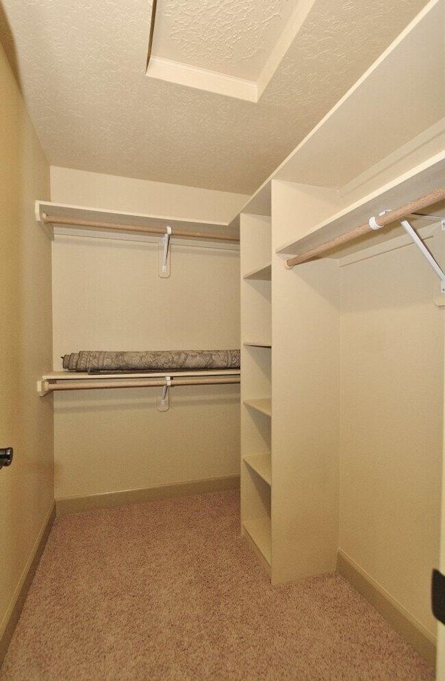 Building Photo - Immaculate Single-Level Townhouse
