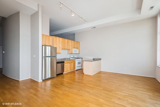 Building Photo - 3631 N Halsted St