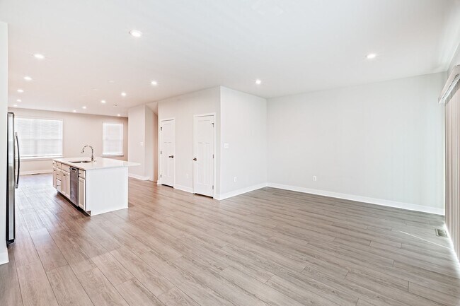 Building Photo - 3 bedroom, 2.5 bath Middletown end unit townhome