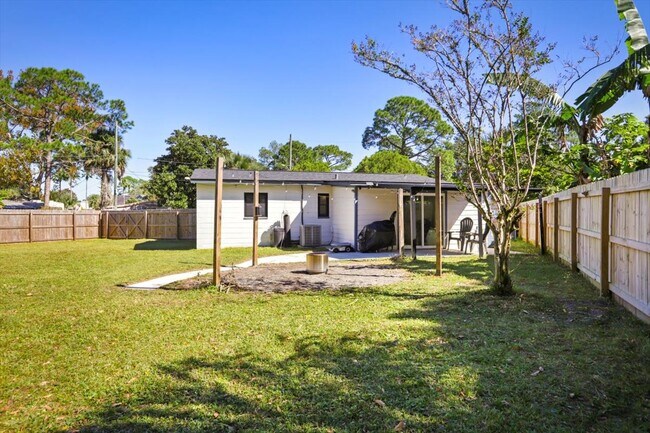 Building Photo - 3506 Claridge Rd E