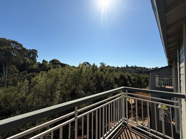 Building Photo - 3 Bed 2.5 Bath Available NOW!!! 2 Car Gara...