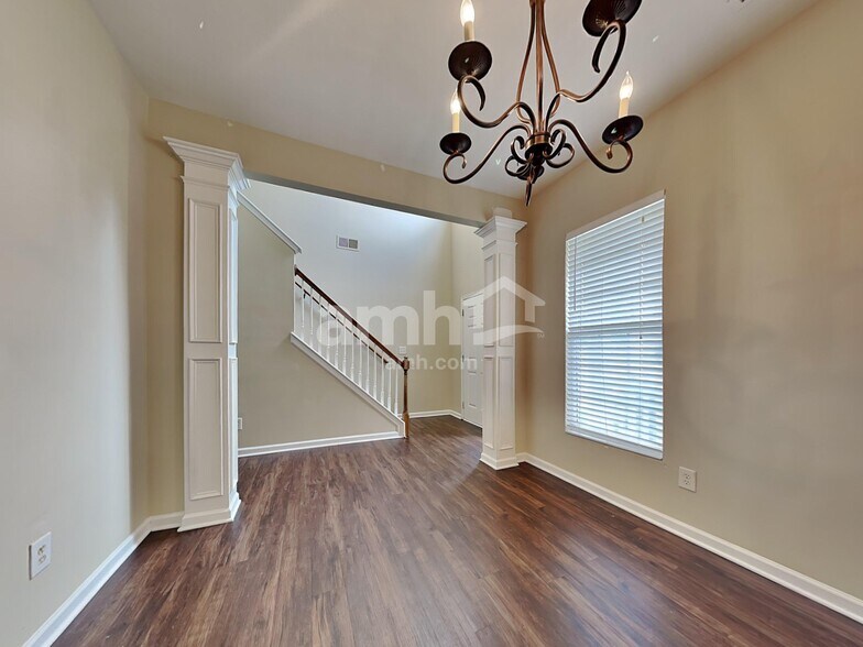 Building Photo - 2021 Moss Creek Dr