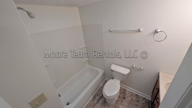 Building Photo - 2 Bed House with Washer/Dryer