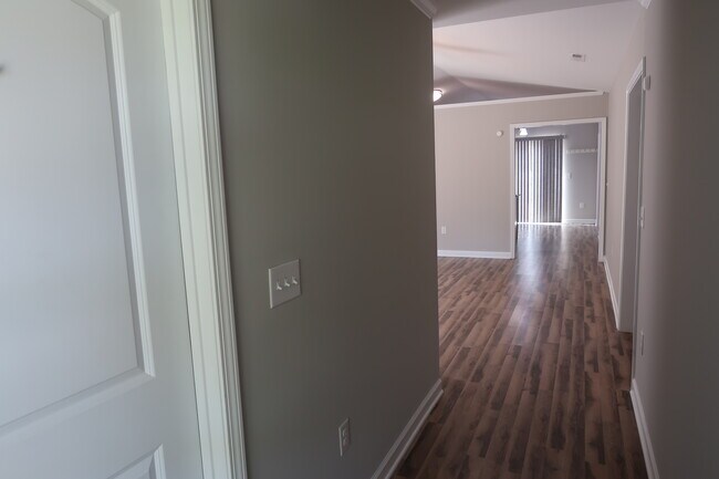 Building Photo - 210 Orch Pk Ln