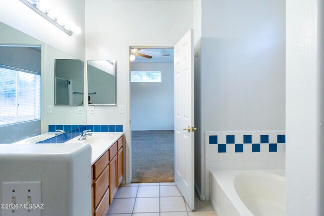 Building Photo - 392 Falcon Ct