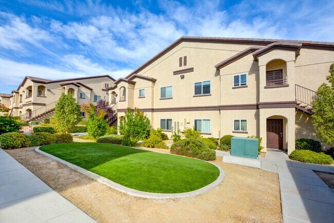 Building Photo - CLEAN, move in ready~GATED and super COMMUNITY!