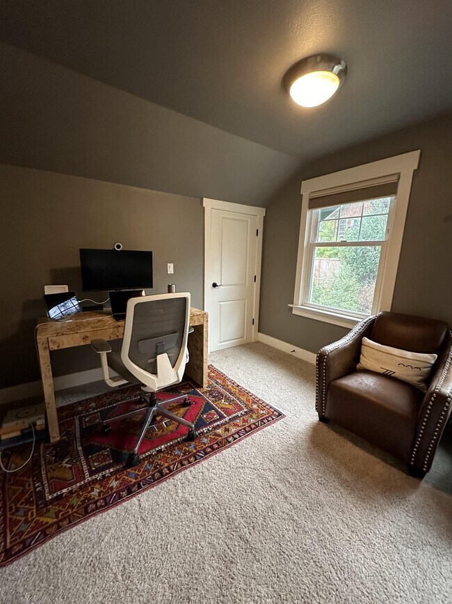 Building Photo - 335 23rd Ave E