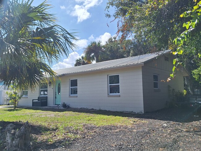 Building Photo - 3BR 2BA EDGEWATER HOME FOR RENT, HALF ACRE...