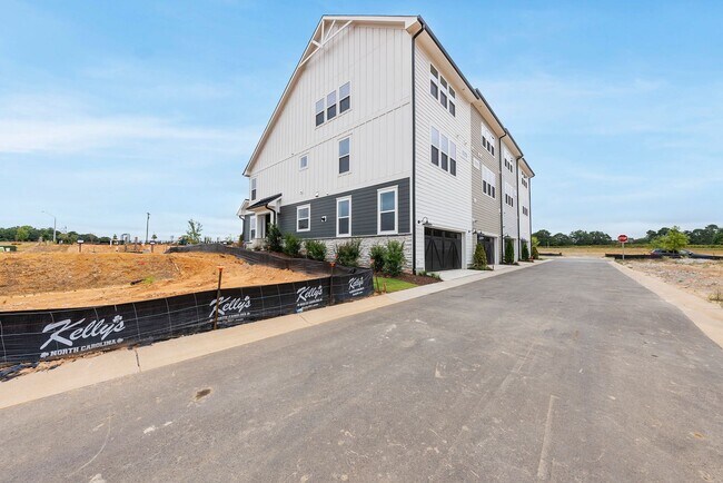 Building Photo - 3018 White Rail Dr