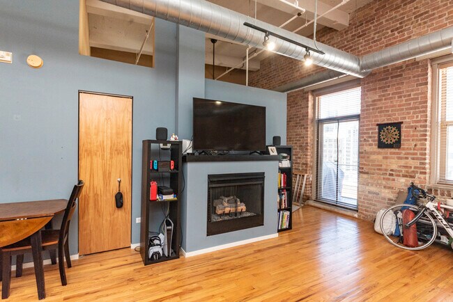 Building Photo - 420 S Clinton St