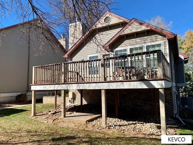 Building Photo - Light & Bright End Unit Townhouse!