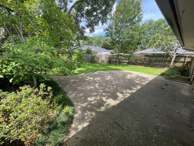 Building Photo - 607 Claymore Dr