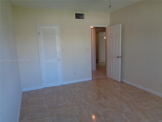 Building Photo - 450 Golden Isles Dr