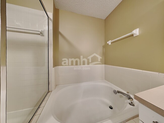 Building Photo - 2143 Featherwood Dr W