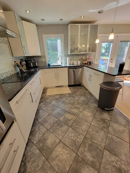 Kitchen - 555 Coventry Lane