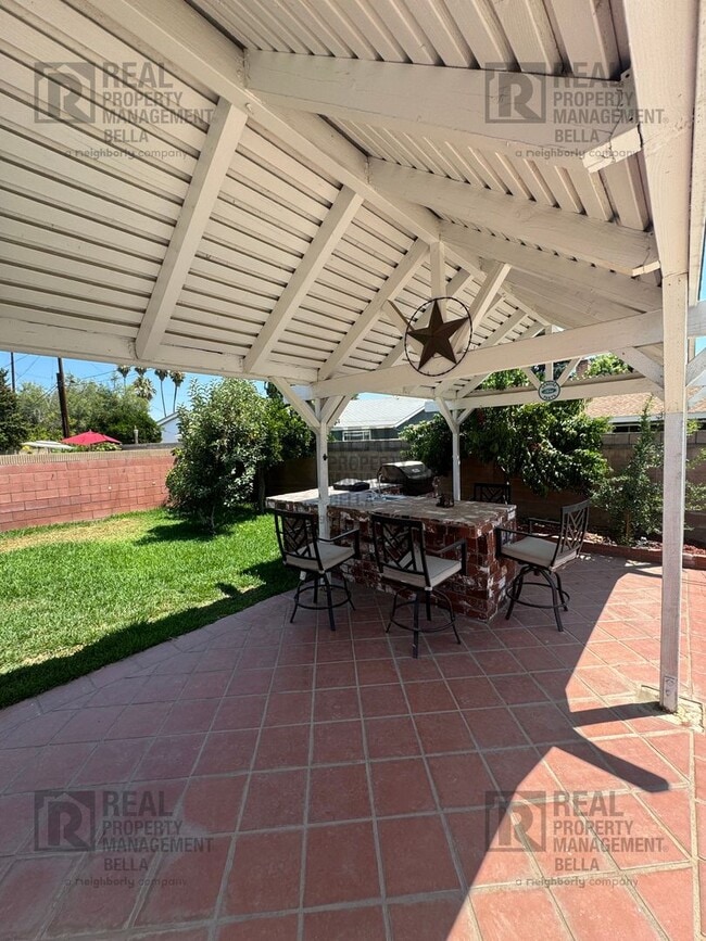 Building Photo - 3-Bed, 2-Bath Oasis in Hemet with Sparklin...