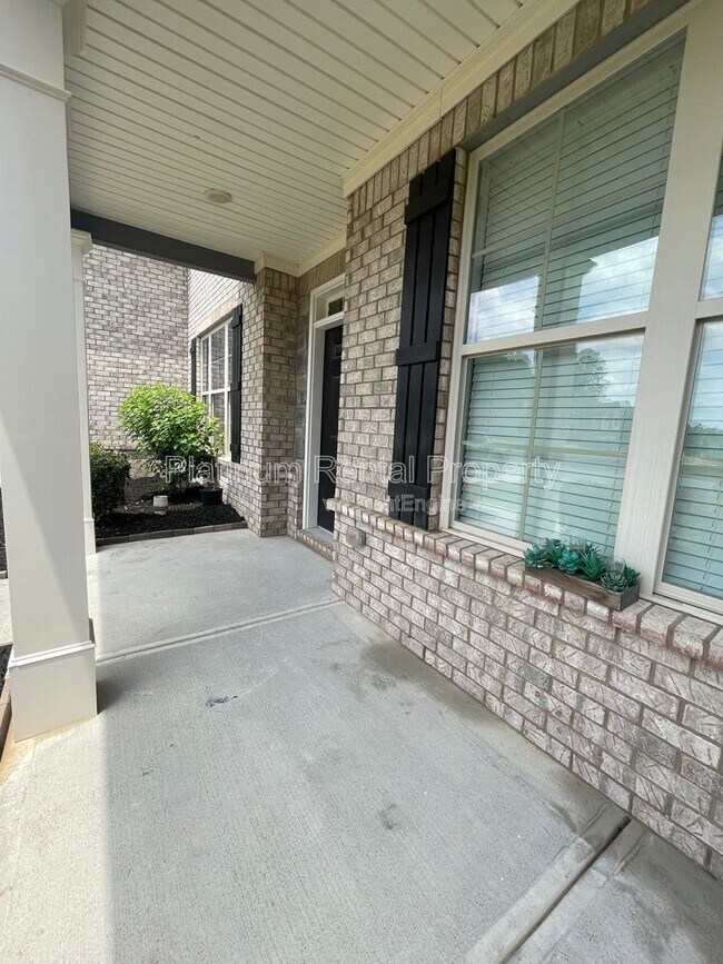 Building Photo - 1825 Dahlia Dr
