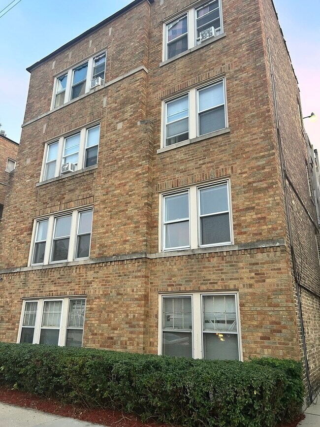 Building Photo - 5427 W Montrose Ave
