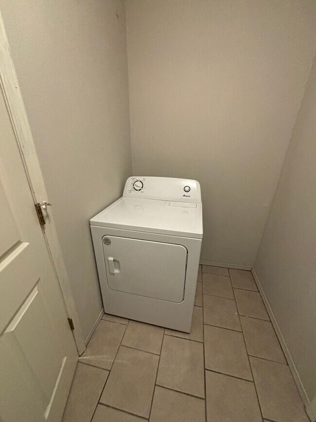 Building Photo - 1673-1675 E. Evalyn Circle