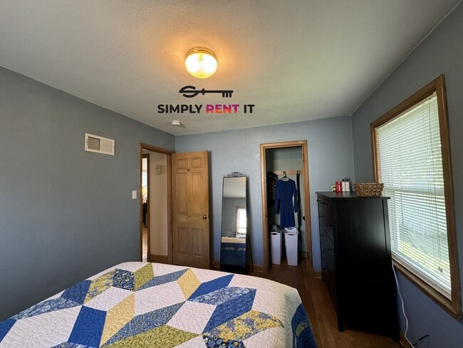 Building Photo - 3 Bedroom Downtown, Ames with Hardwood Floors