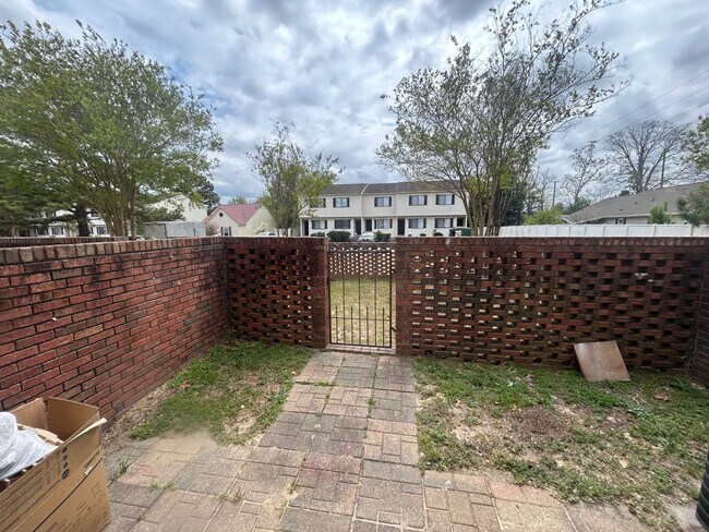 Building Photo - 940 Glenn St