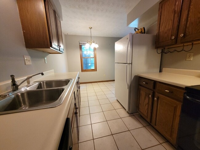 Building Photo - 3 Bedroom, 2.5 Bath Townhouse in Beavercreek!
