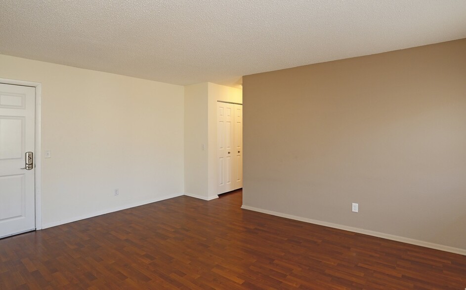Interior Photo - Granite Falls at Silver Lake Apartments