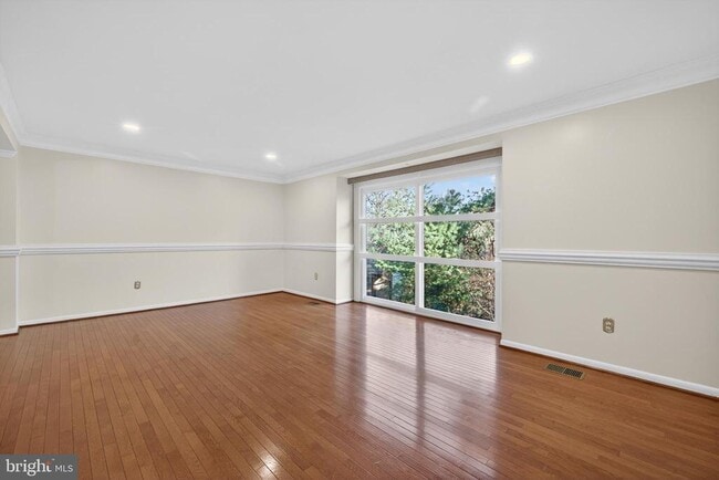 Building Photo - 9250 Three Oaks Dr