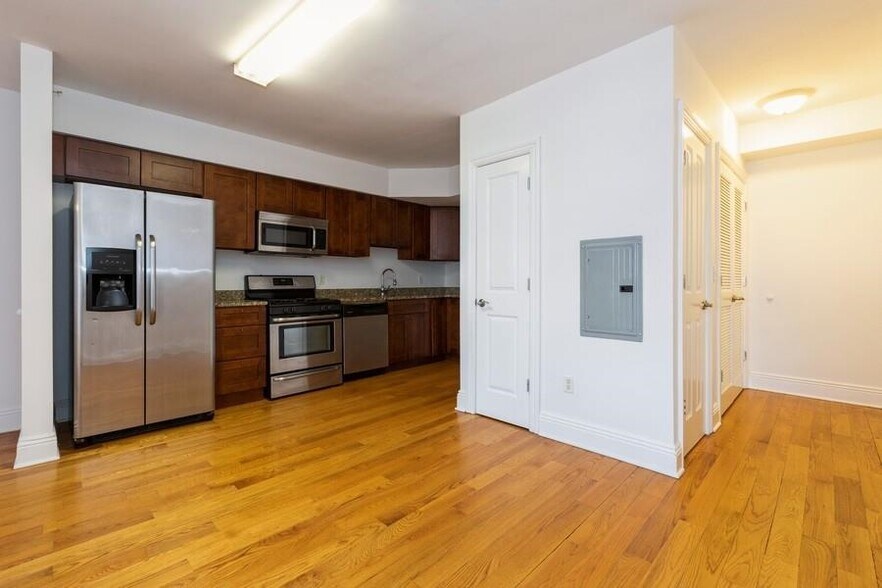 Building Photo - 809-815 22nd St Unit# 606