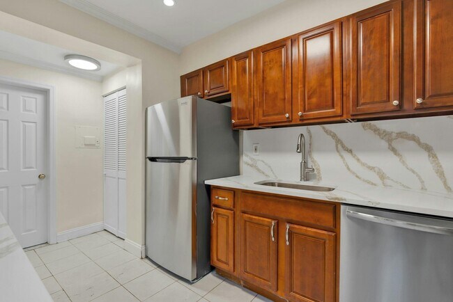 Building Photo - 590 Palisade Ave