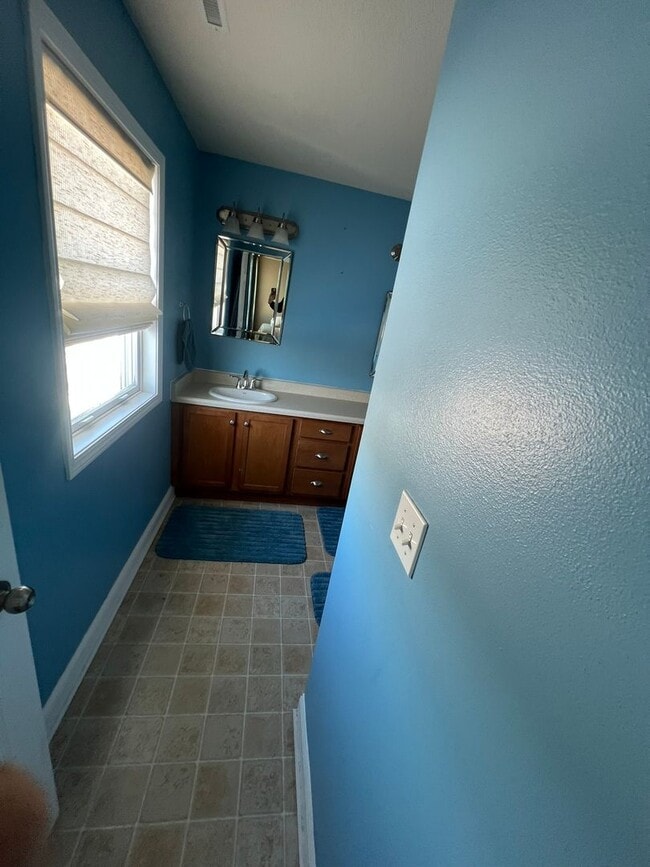 Building Photo - Great family home next door to Edwards Elementary in west Ames-4 bedroom 3 1/2 baths, 2 car garag...