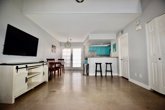 Building Photo - Beautiful modern 1 bed 2 bath corner unit in the Highlands Condominium community.