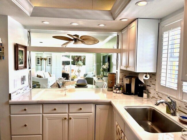 Building Photo - 815 Middle River Dr