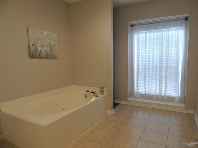 Building Photo - 104 Kestrel Ct SW