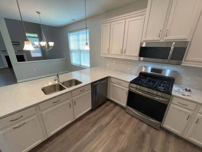 Building Photo - MOVE IN READY! Amazing end-unit townhome