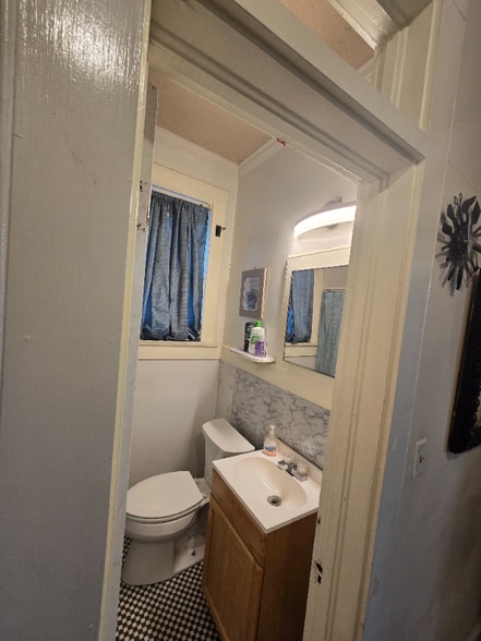 Building Photo - 2215 Marion St