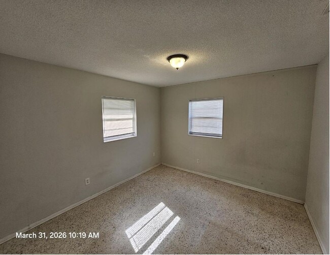Building Photo - Beautiful and cozy 2/1 apartment available now!
