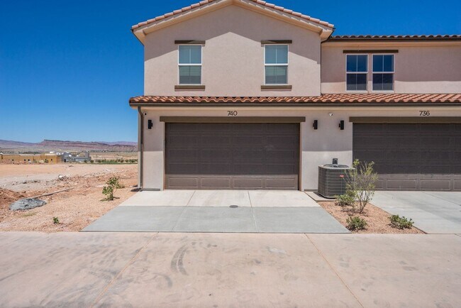 Building Photo - Well Maintained, 3 Bedroom and 2.5 Bathroom Townhome in Desert Color! Internet Included!