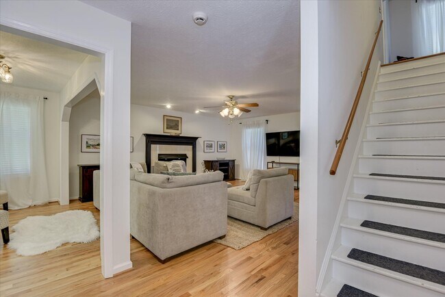 Building Photo - 869 Hickory Ridge Rd