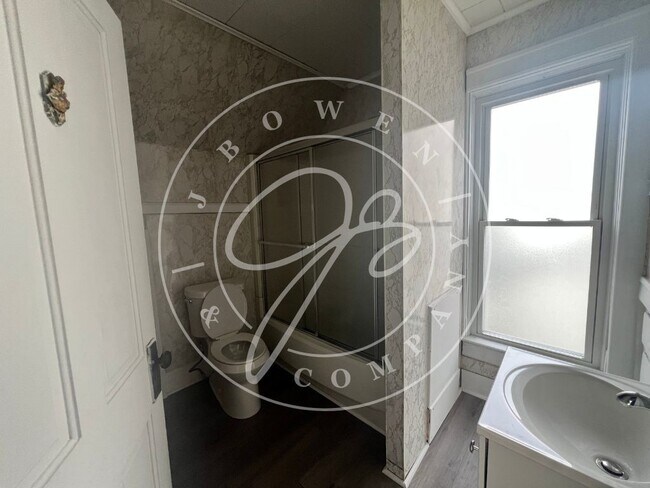 Building Photo - "Charming 3-Bedroom with 2 Full Baths in t...