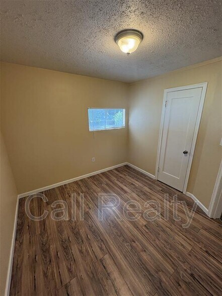 Building Photo - 1210 N Locust Rd