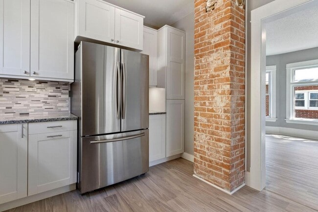 Building Photo - Large 4 bedrooms house near Macalaster