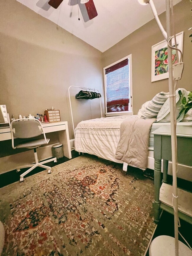 Building Photo - Gorgeous 2-Bed Townhome in Pennsport! Available on NOW!
