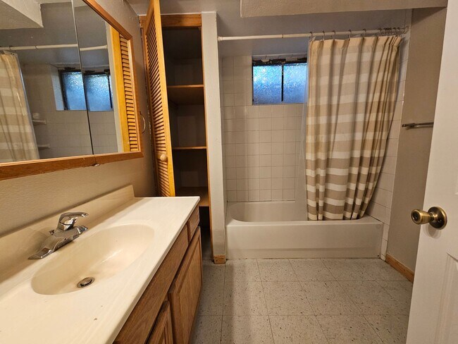 Building Photo - Virginia Village 4 Bed 3 Baths Large Yard Attached Garage Super Spacious!